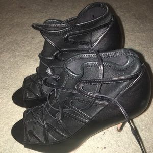 Elie Tahari Orin Black Booties Sz 6 RP $340